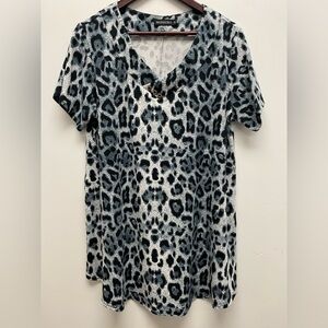 Black & White Leopard-Print V-Neck Women’s Top